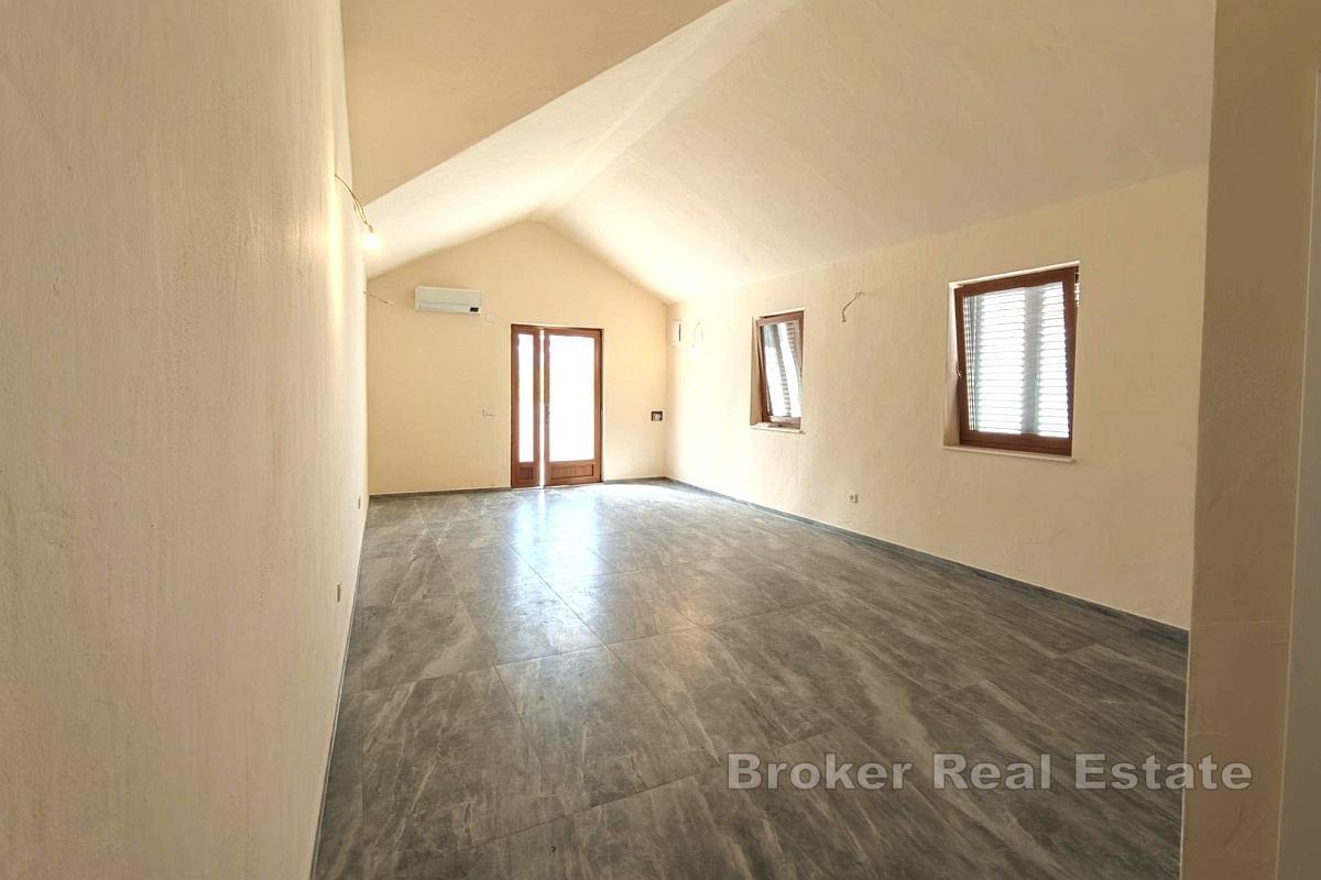 Une maison avec terrasse et cour dans un excellent emplacement