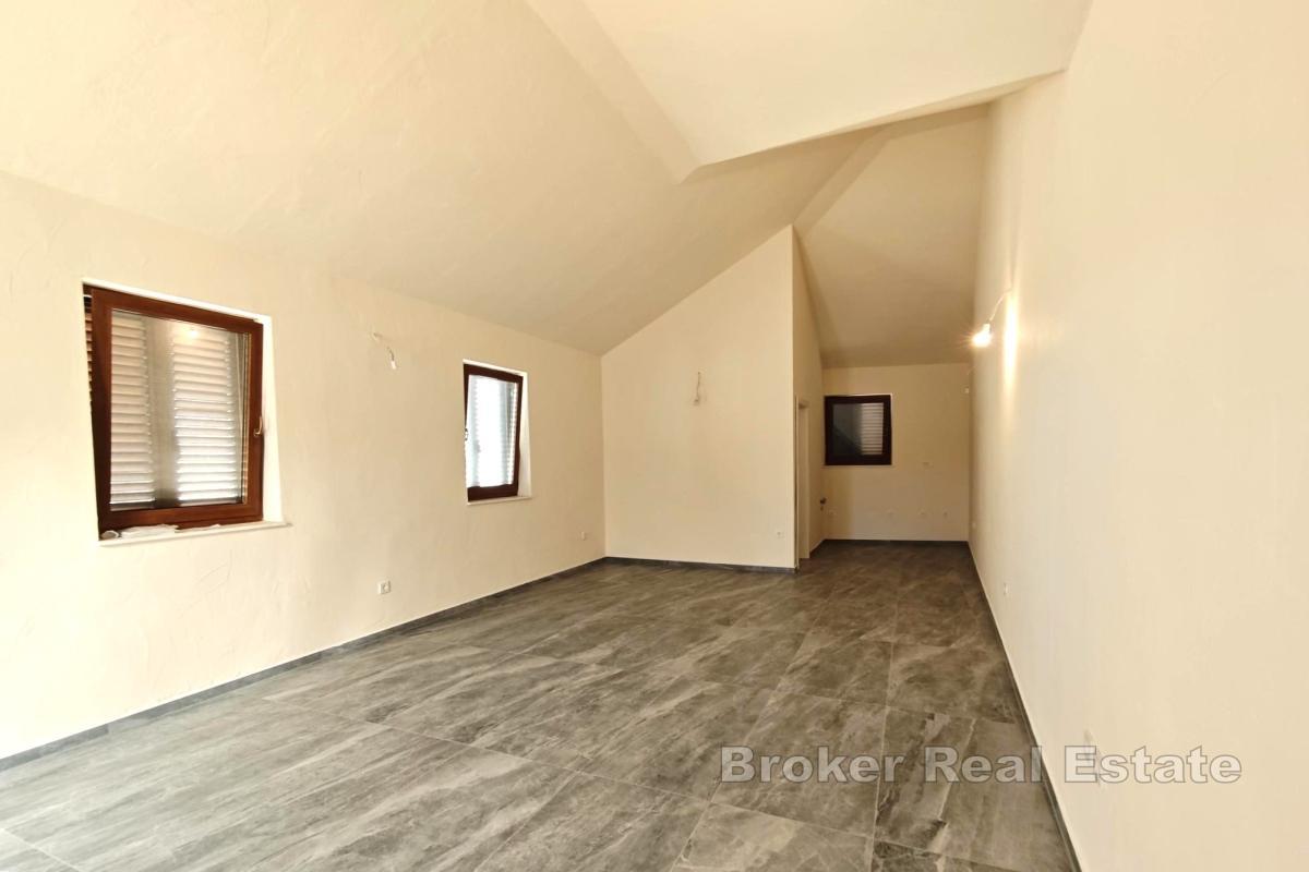 Une maison avec terrasse et cour dans un excellent emplacement
