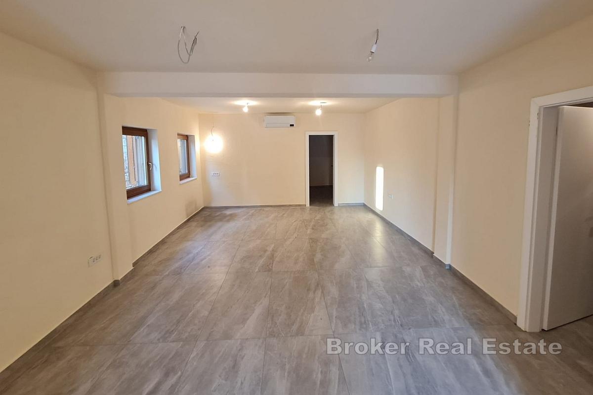 Une maison avec terrasse et cour dans un excellent emplacement