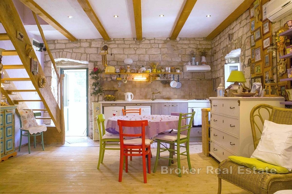 Maison en pierre du 18ème siècle, à quelques pas de la mer