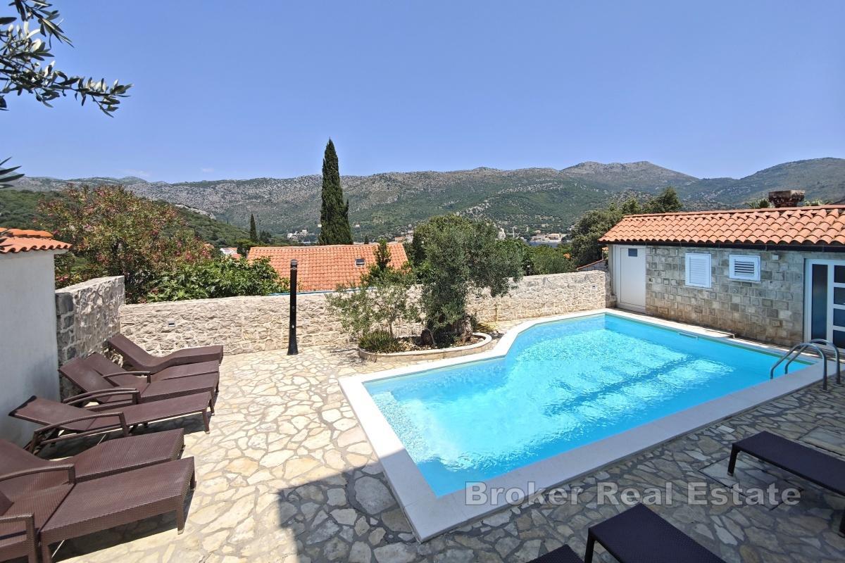 Stenvilla med pool och havsutsikt, nära Dubrovnik