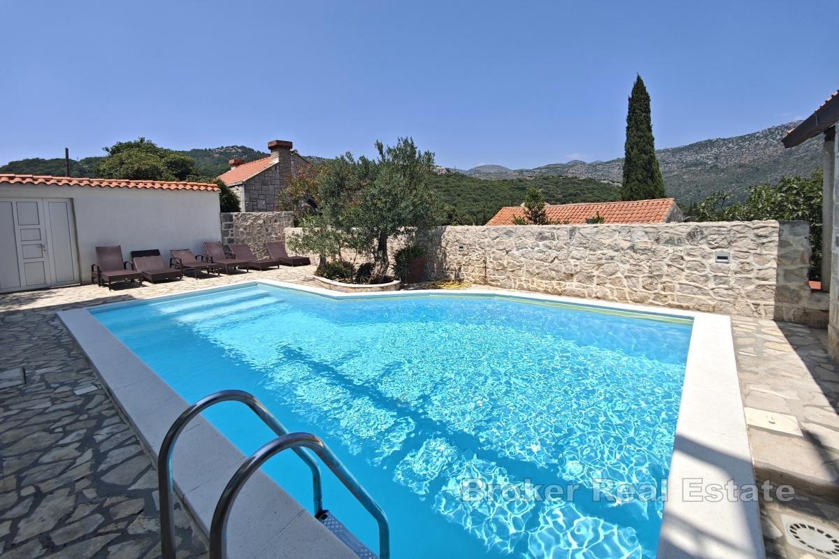 Stenvilla med pool och havsutsikt, nära Dubrovnik