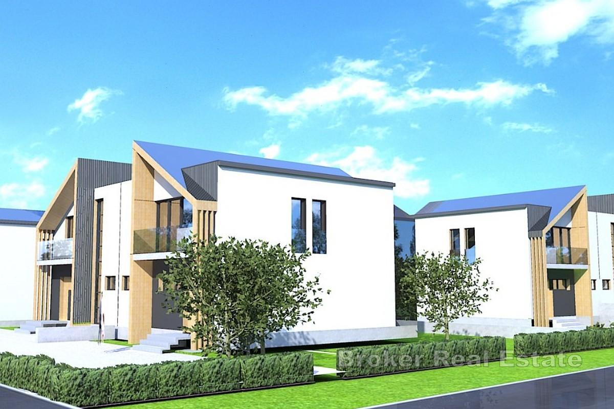 Casa bifamiliare con giardino e due posti auto