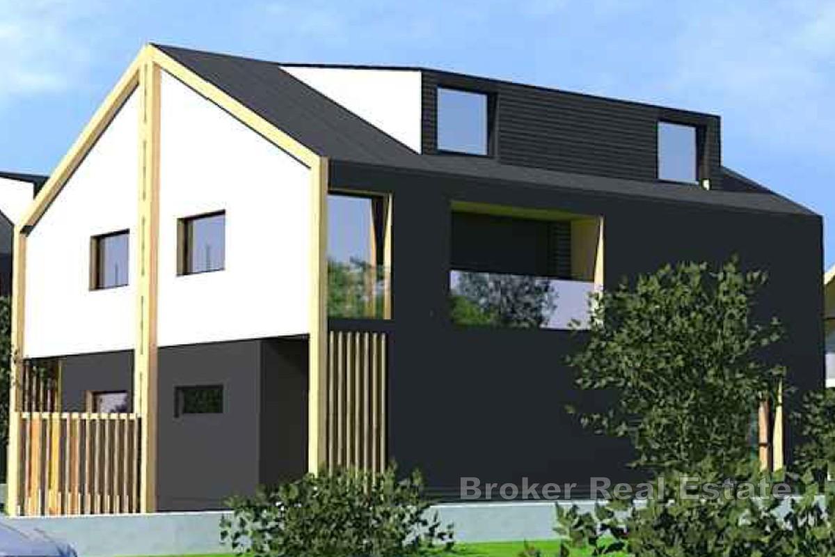 Casa bifamiliare con giardino e due posti auto