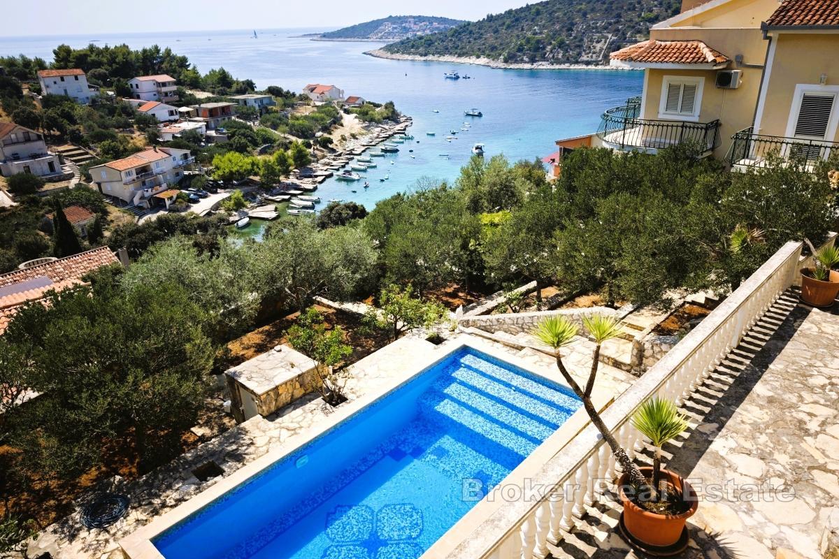 Villa mit Pool und Meerblick