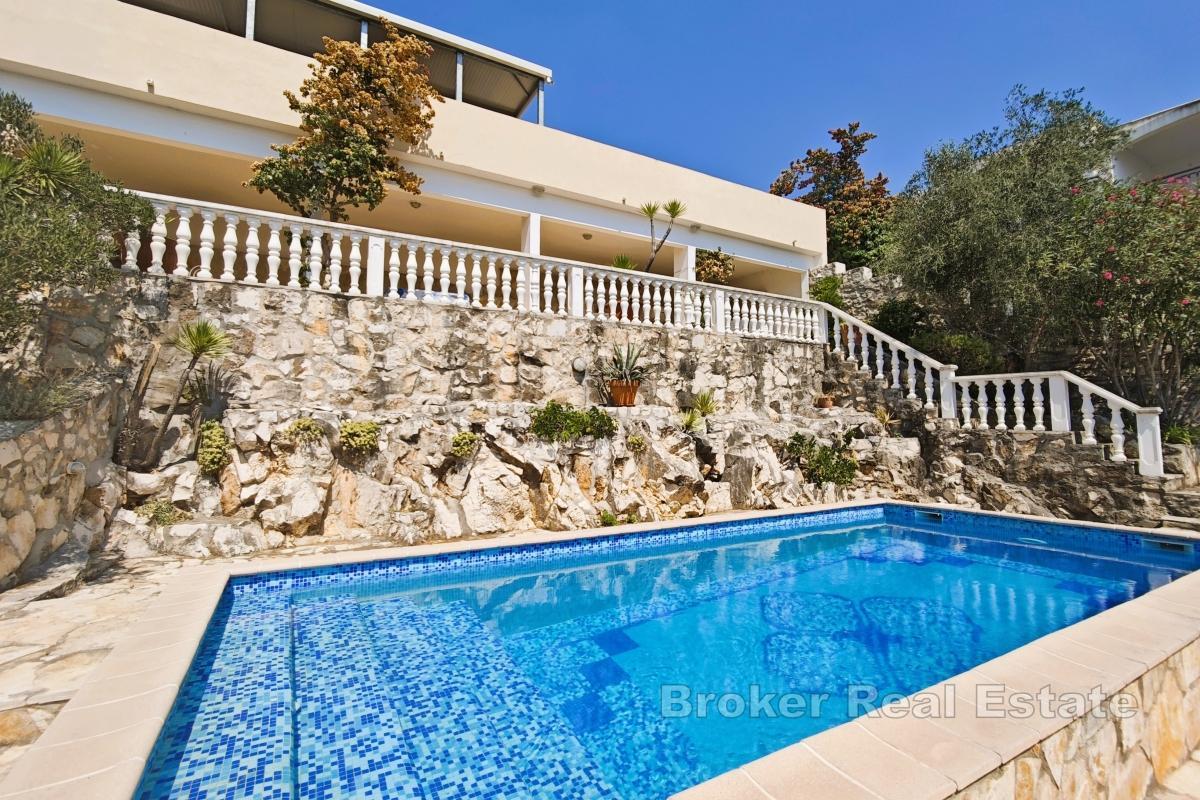 Villa mit Pool und Meerblick