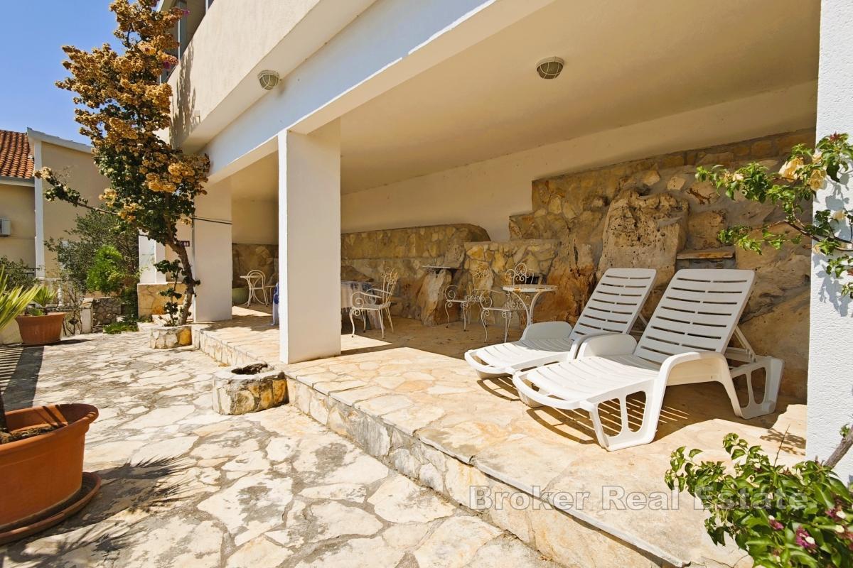 Villa mit Pool und Meerblick