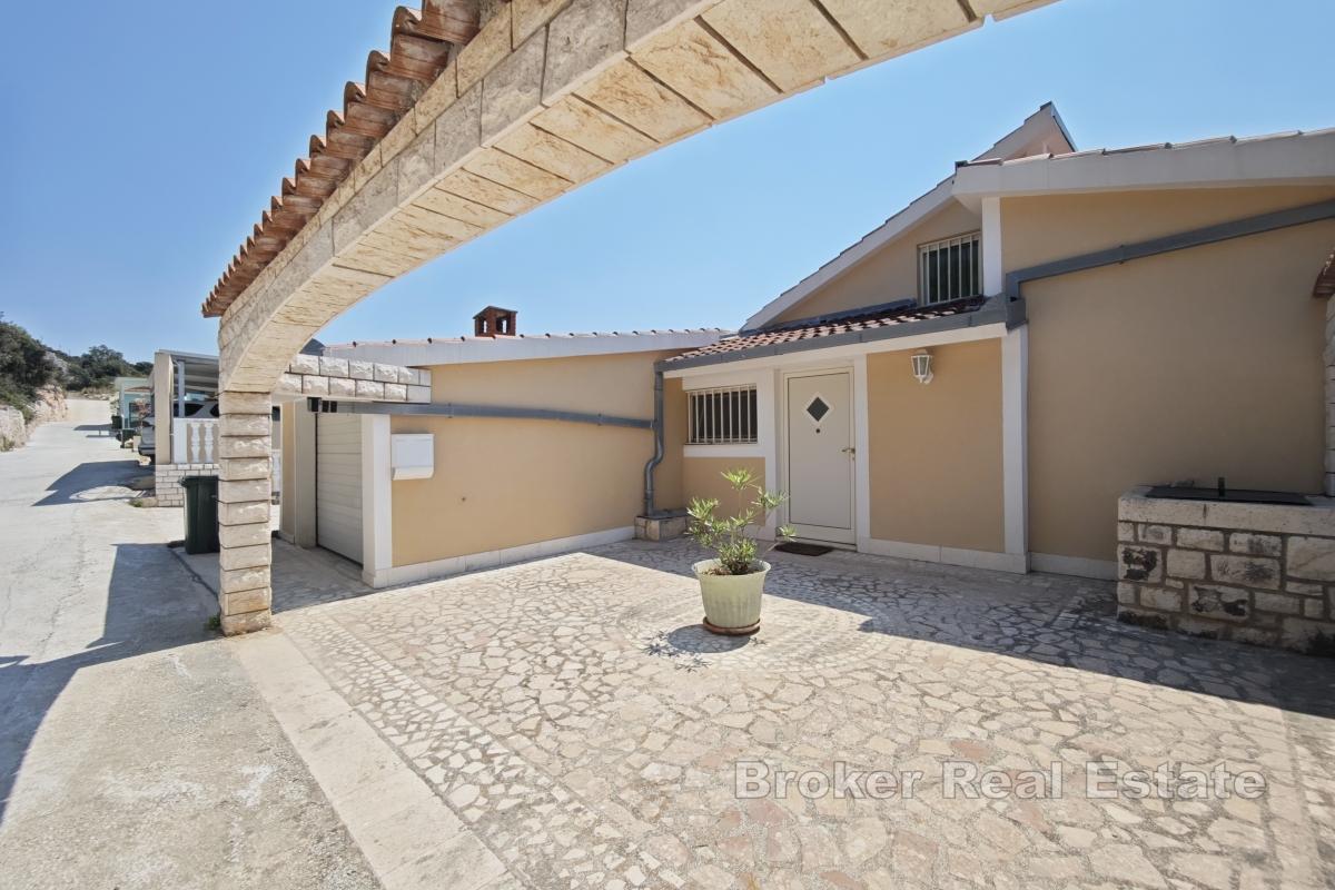 Villa mit Pool und Meerblick