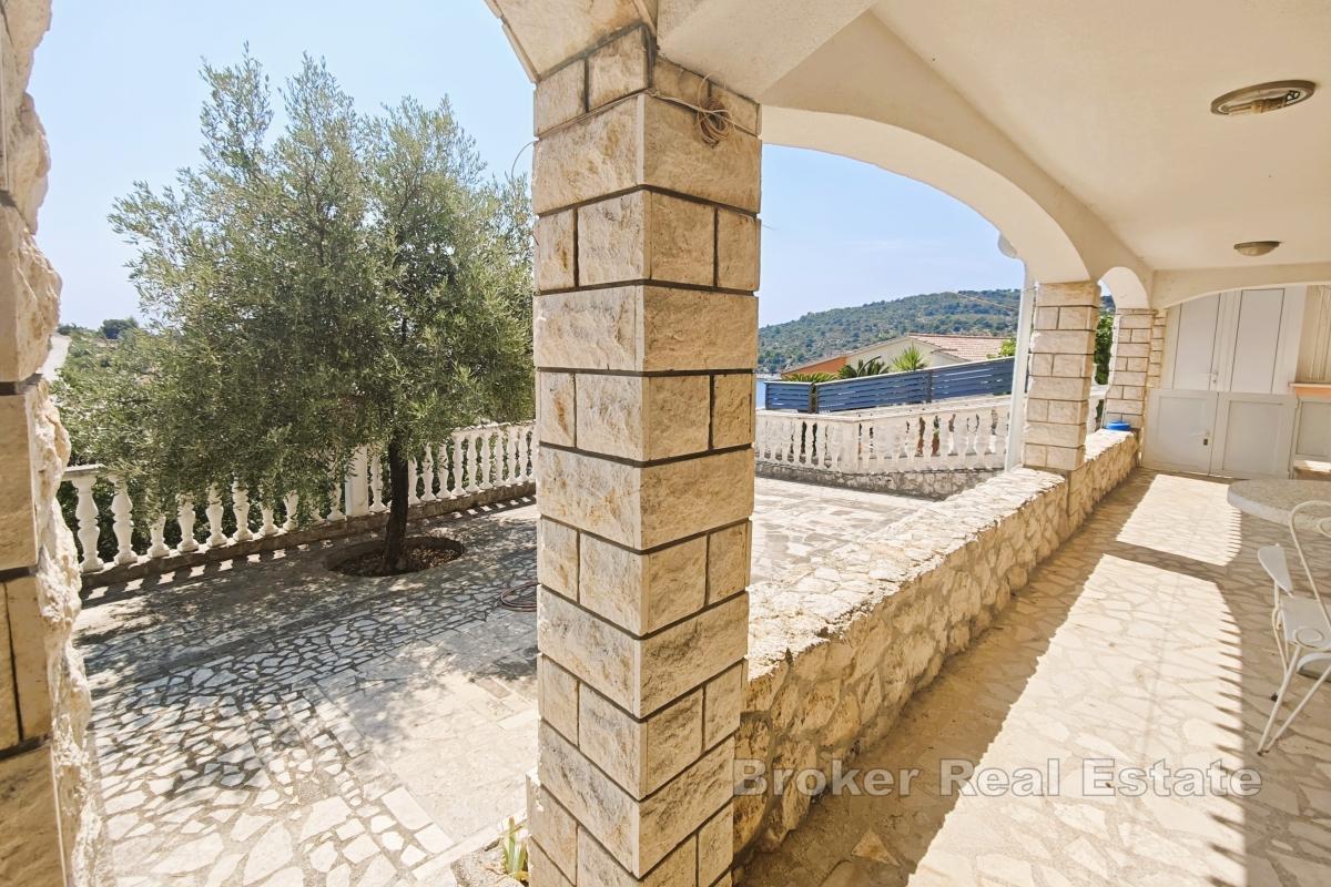Villa mit Pool und Meerblick