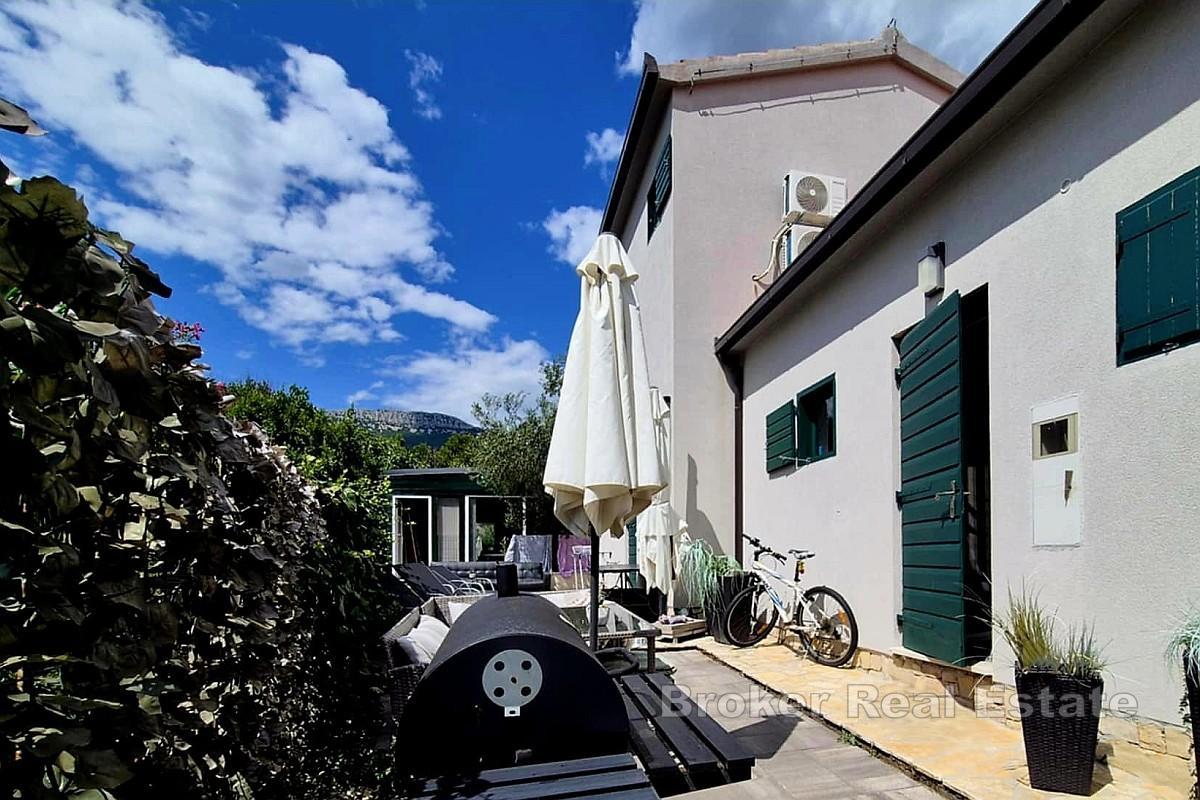 Casa a due piani con unità abitative separate