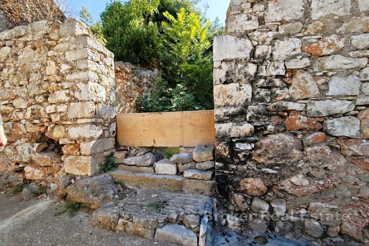 Due edifici in pietra da ristrutturare – centro città, vicino al mare