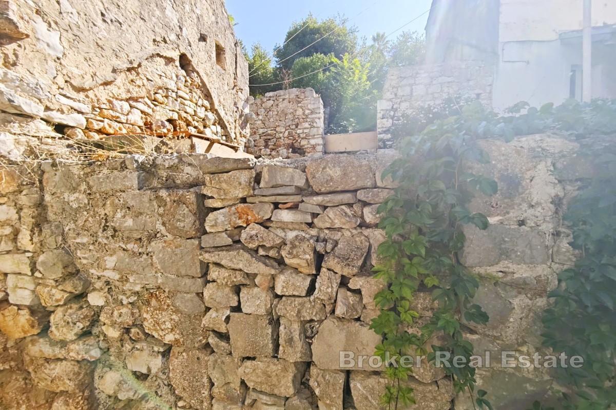 Due edifici in pietra da ristrutturare – centro città, vicino al mare