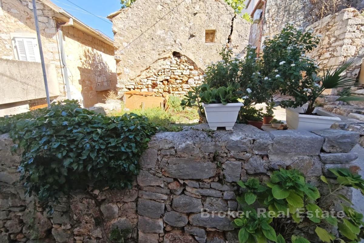 Due edifici in pietra da ristrutturare – centro città, vicino al mare