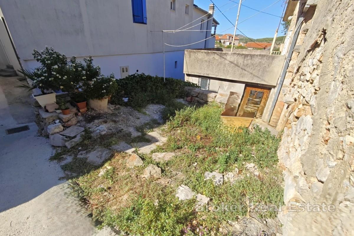 Due edifici in pietra da ristrutturare – centro città, vicino al mare
