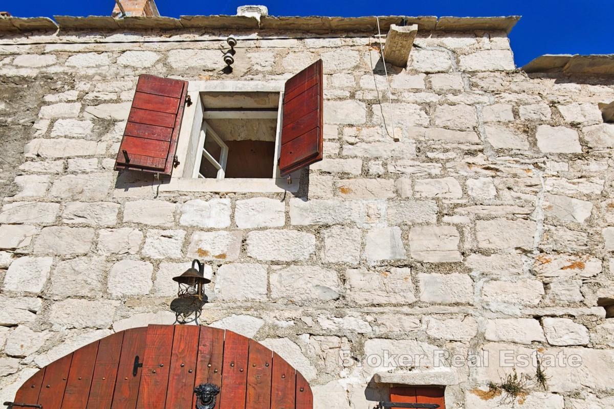 Authentisches Steinhaus mit Terrasse, nahe dem Meer