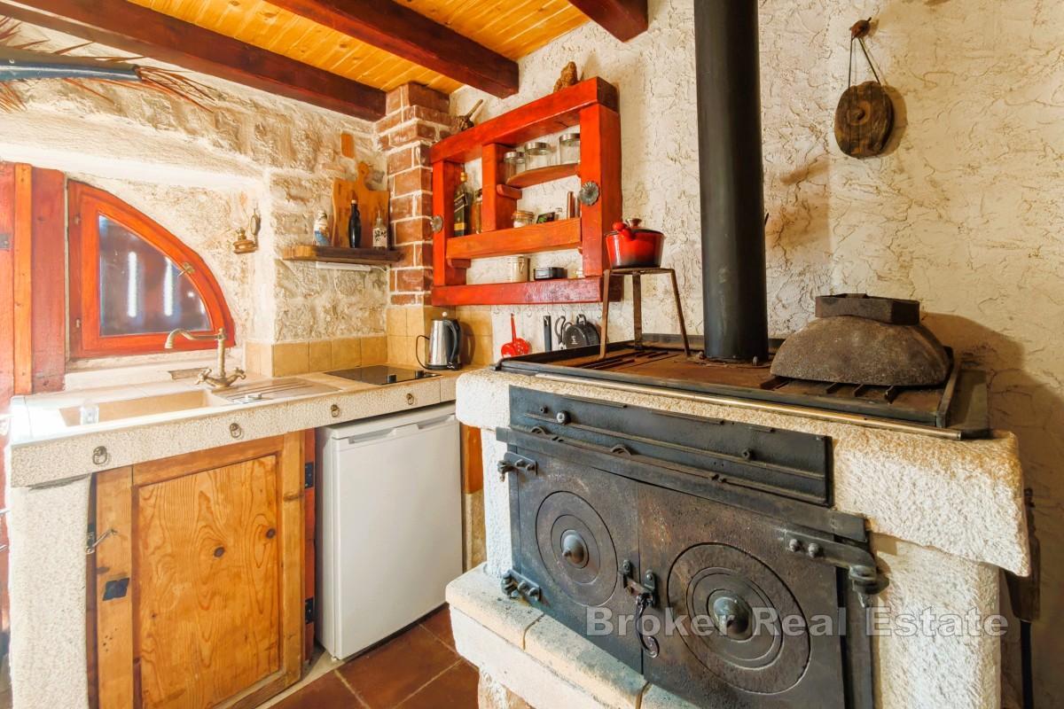 Authentisches Steinhaus mit Terrasse, nahe dem Meer