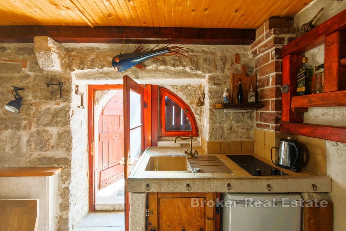 Authentisches Steinhaus mit Terrasse, nahe dem Meer