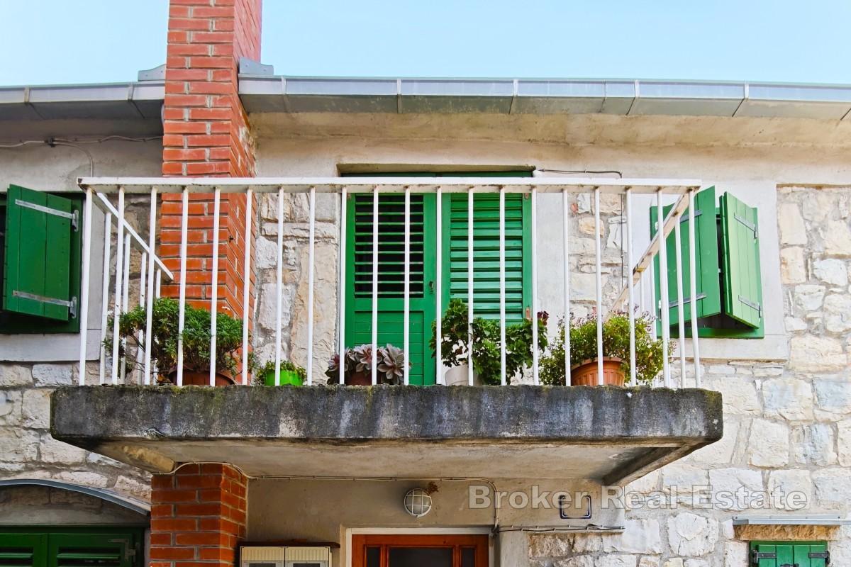 Casa in pietra ristrutturata con parcheggio privato e annessa proprietà