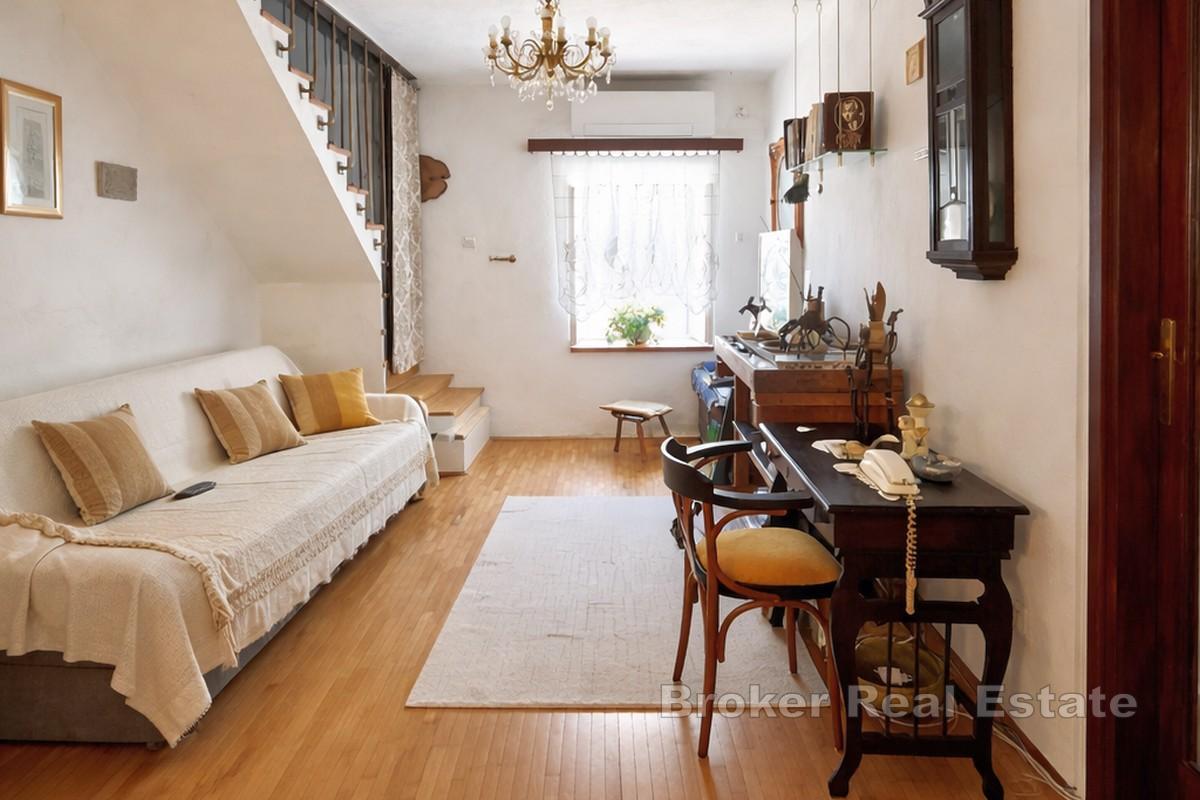 Casa in pietra ristrutturata con parcheggio privato e annessa proprietà