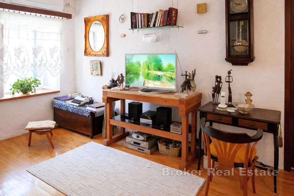 Casa in pietra ristrutturata con parcheggio privato e annessa proprietà