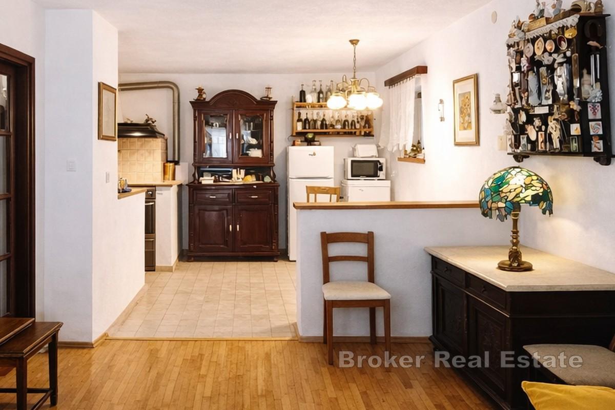 Casa in pietra ristrutturata con parcheggio privato e annessa proprietà