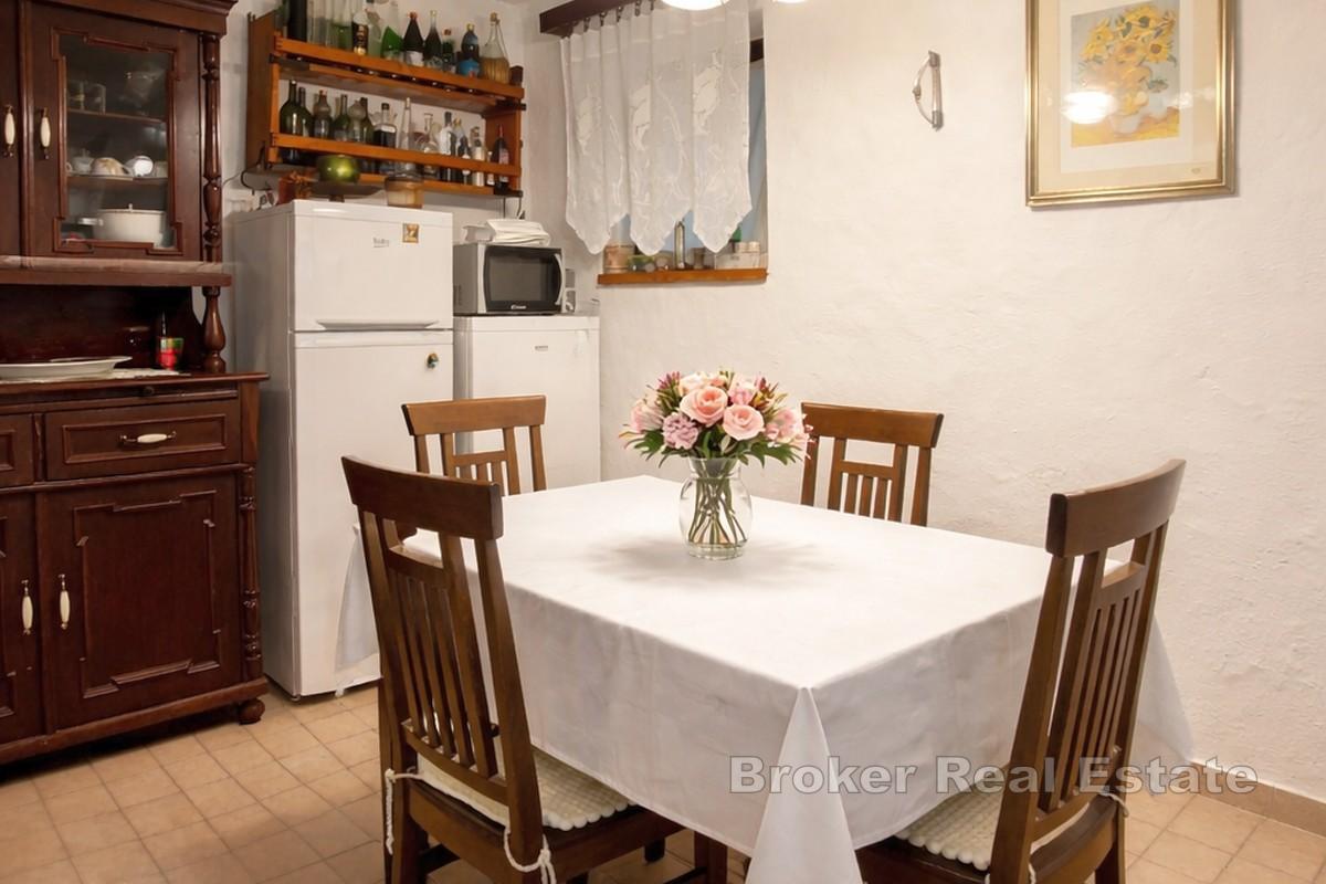 Casa in pietra ristrutturata con parcheggio privato e annessa proprietà