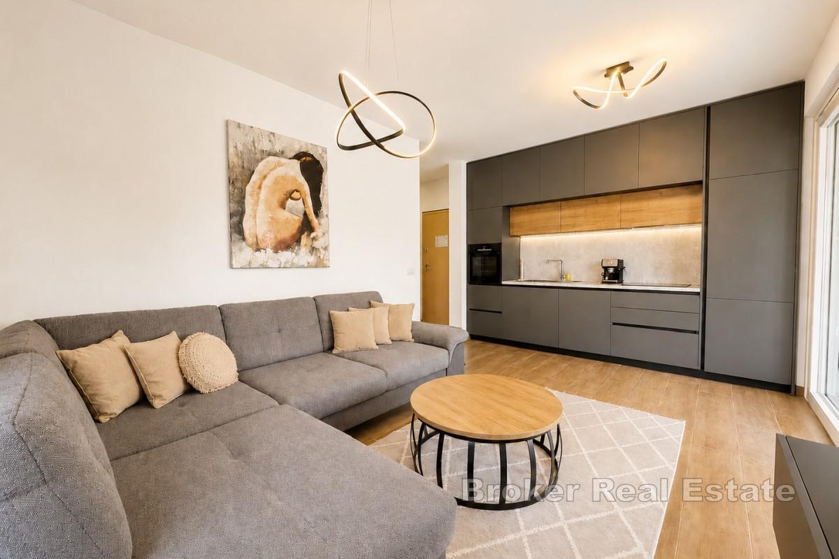 Современная квартира с бассейном, 60 м от моря