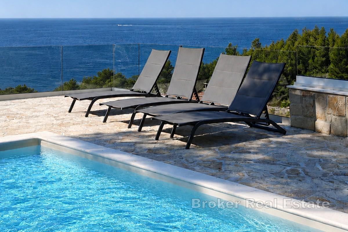 Steinhaus mit Pool und Garten
