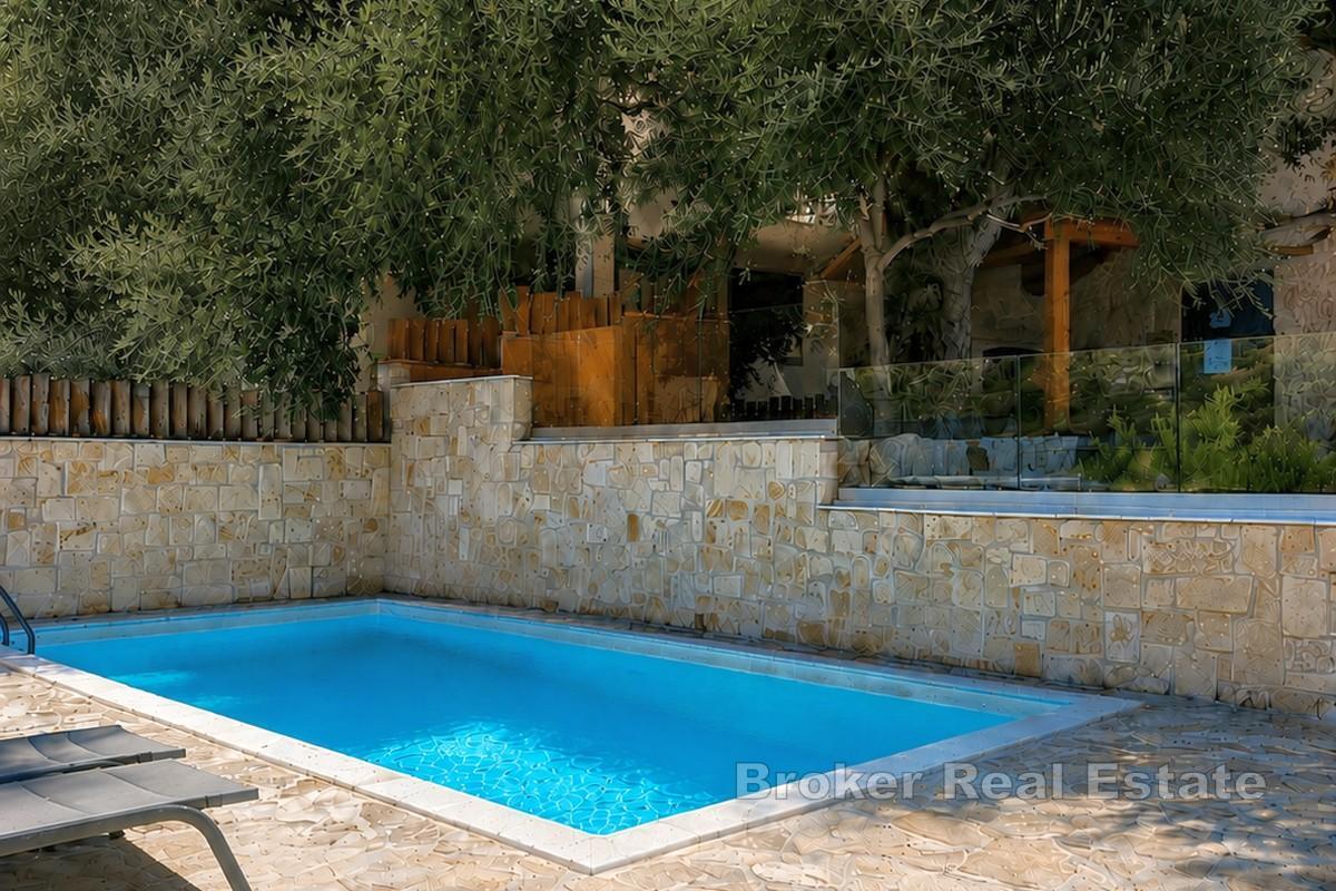 Steinhaus mit Pool und Garten