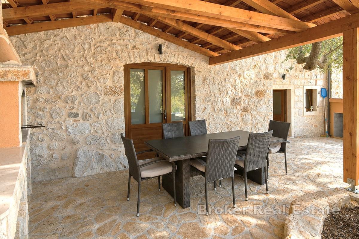 Steinhaus mit Pool und Garten