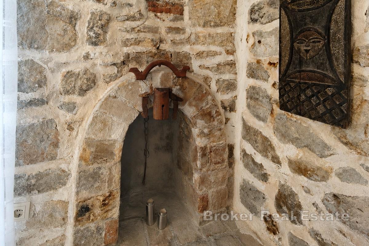 Obnovljena kamena kuća u šarmantnom otočnom mjestu