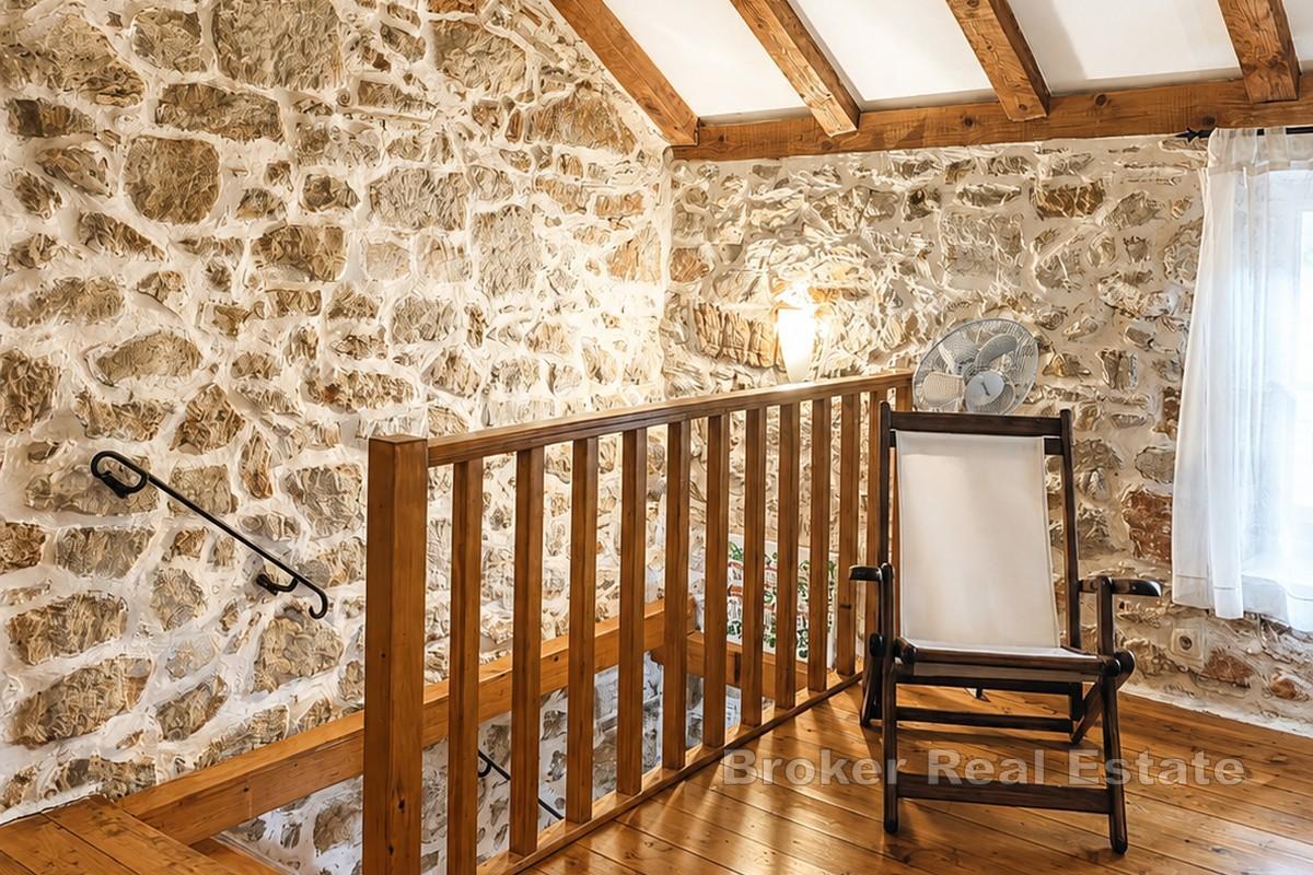 Obnovljena kamena kuća u šarmantnom otočnom mjestu