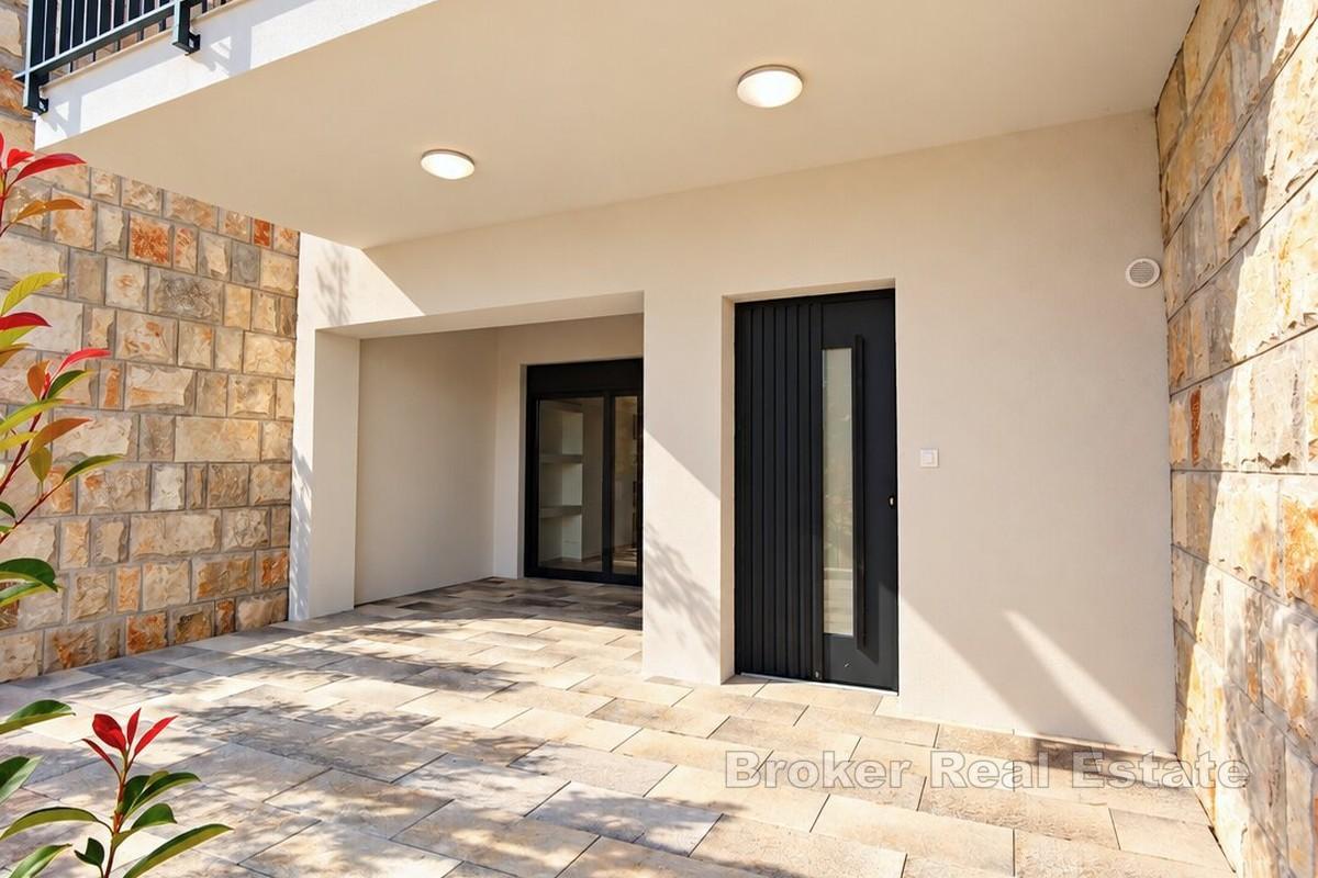 Neubau – Maisonette-Wohnung mit Garten und Meerblick