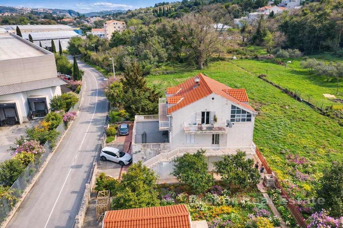 Ampia casa con spazio commerciale, appartamenti e giardino