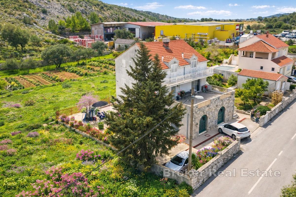 Ampia casa con spazio commerciale, appartamenti e giardino