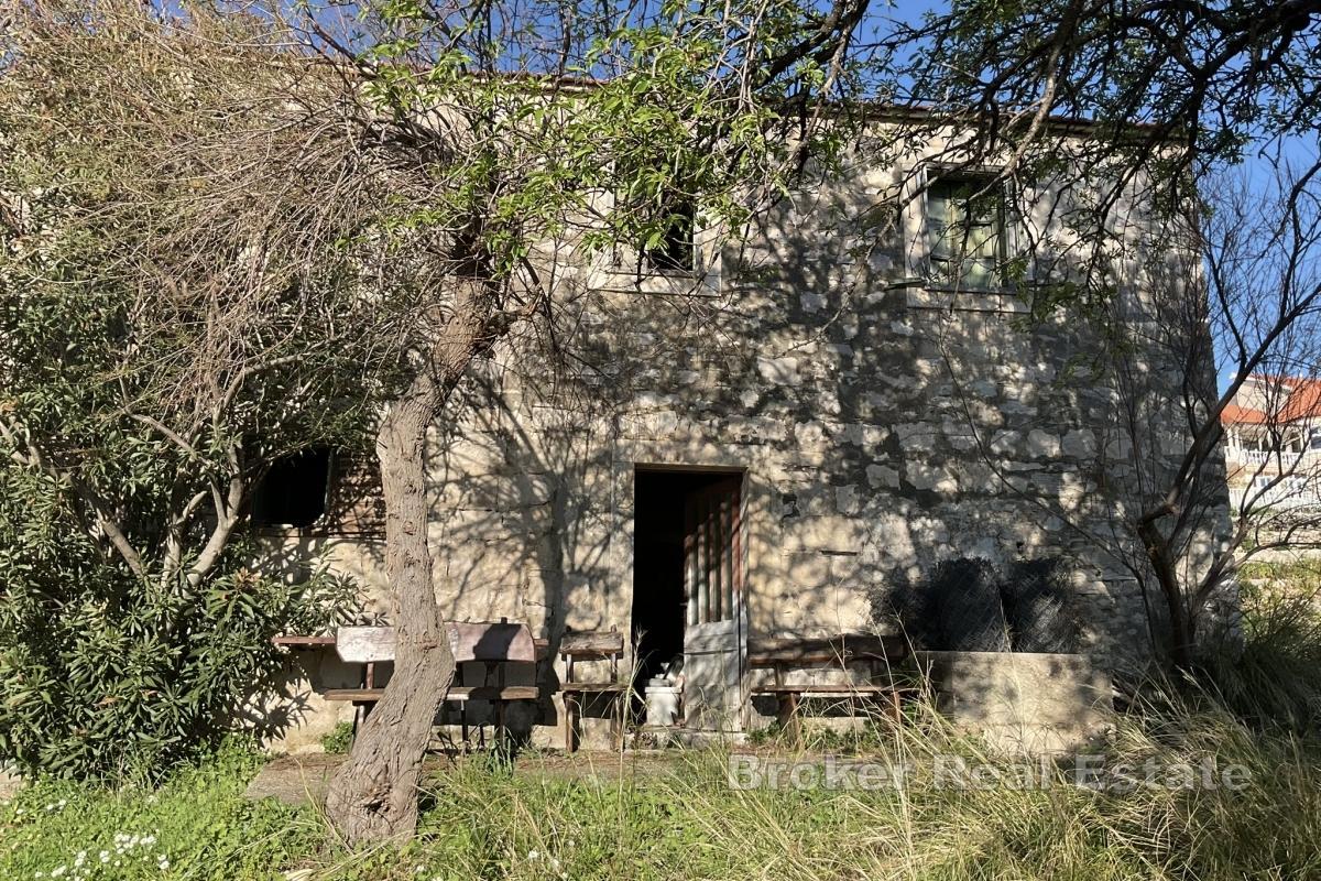 Une vieille maison en pierre avec vue sur la mer