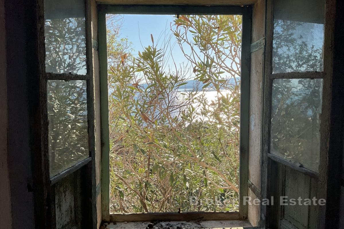Une vieille maison en pierre avec vue sur la mer