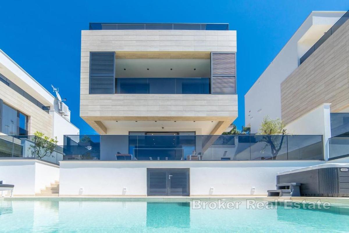 Villa mit Pool am Meer