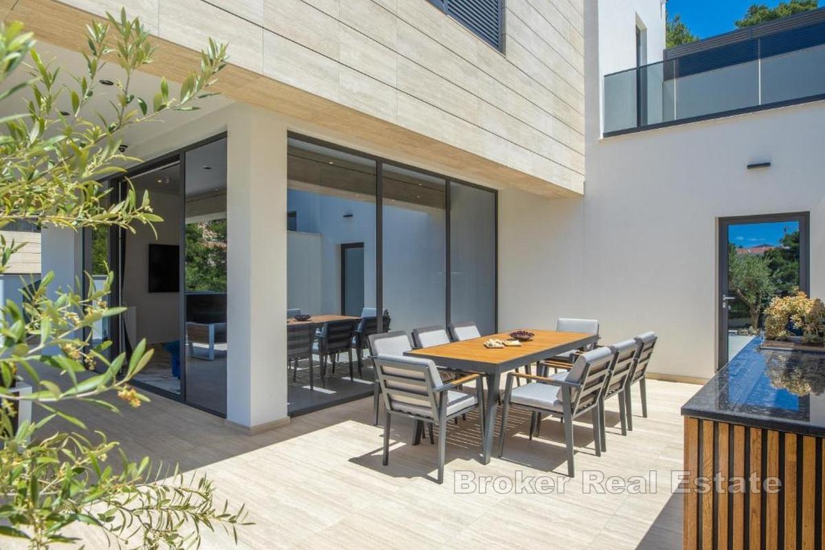 Villa mit Pool am Meer