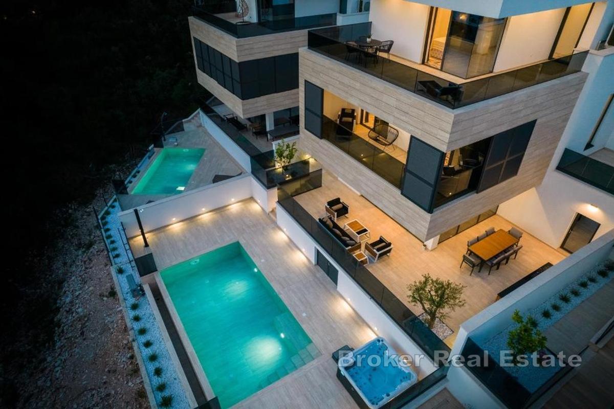 Villa mit Pool am Meer