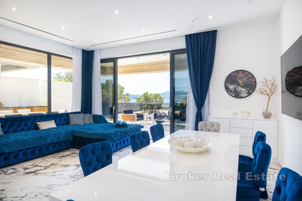 Villa mit Pool am Meer