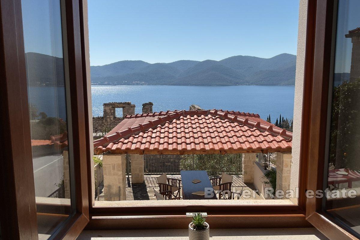 Maison mitoyenne en pierre avec vue mer à vendre