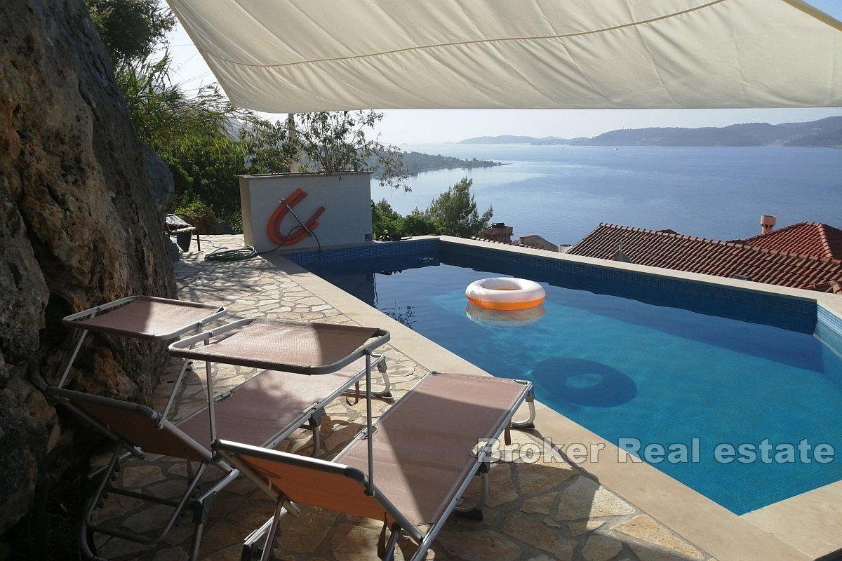 Maison mitoyenne en pierre avec vue mer à vendre