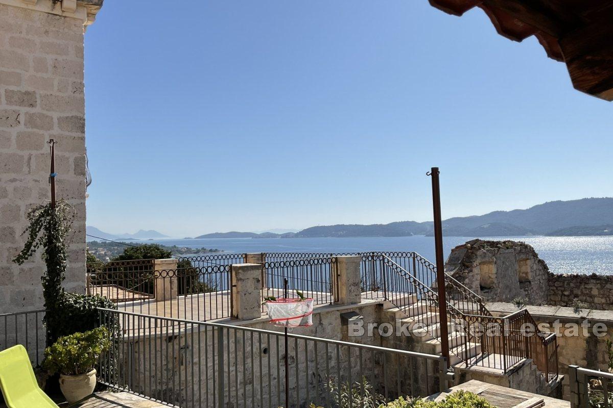 Maison mitoyenne en pierre avec vue mer à vendre