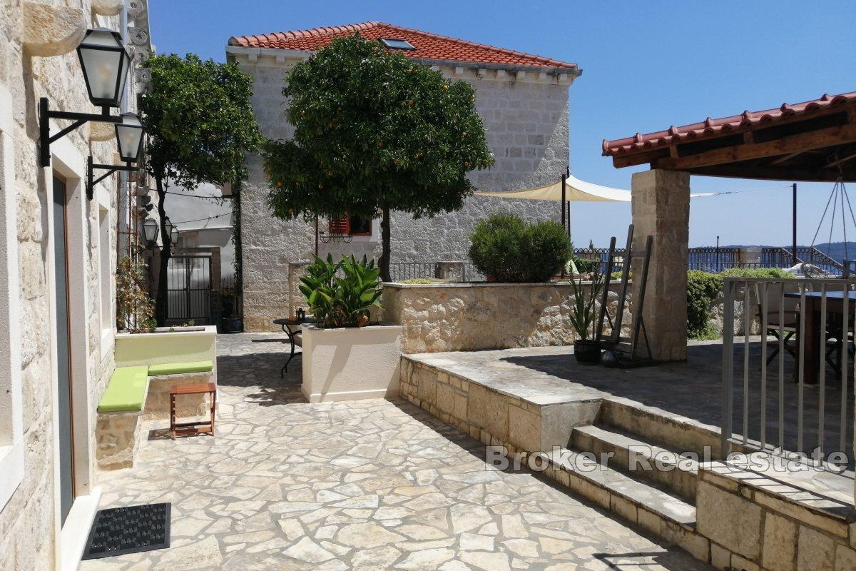 Maison mitoyenne en pierre avec vue mer à vendre
