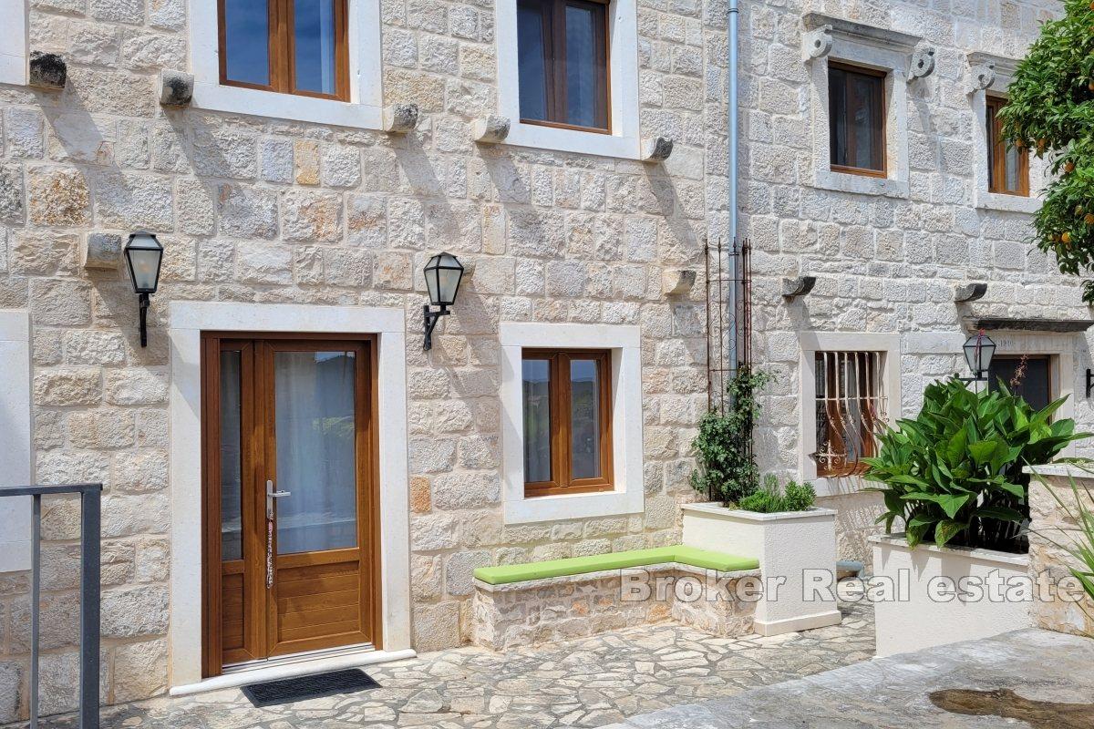 Maison mitoyenne en pierre avec vue mer à vendre