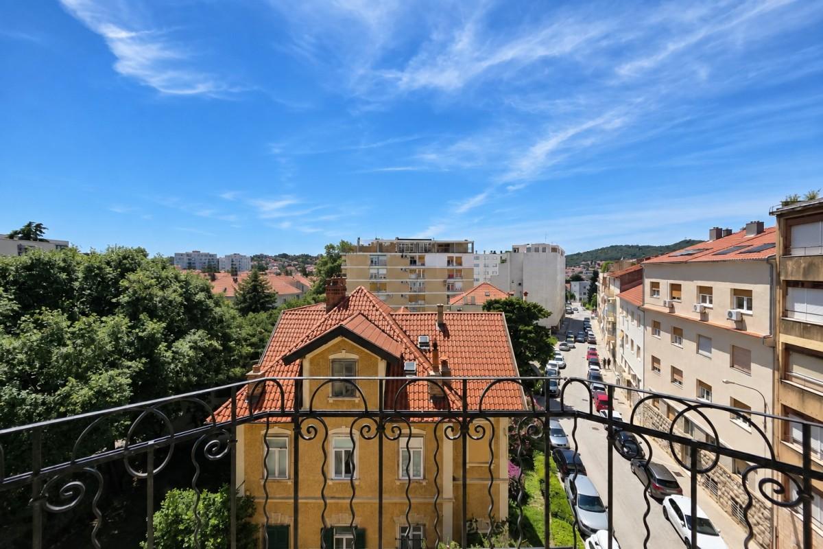 Šesterosoban stan u Splitu