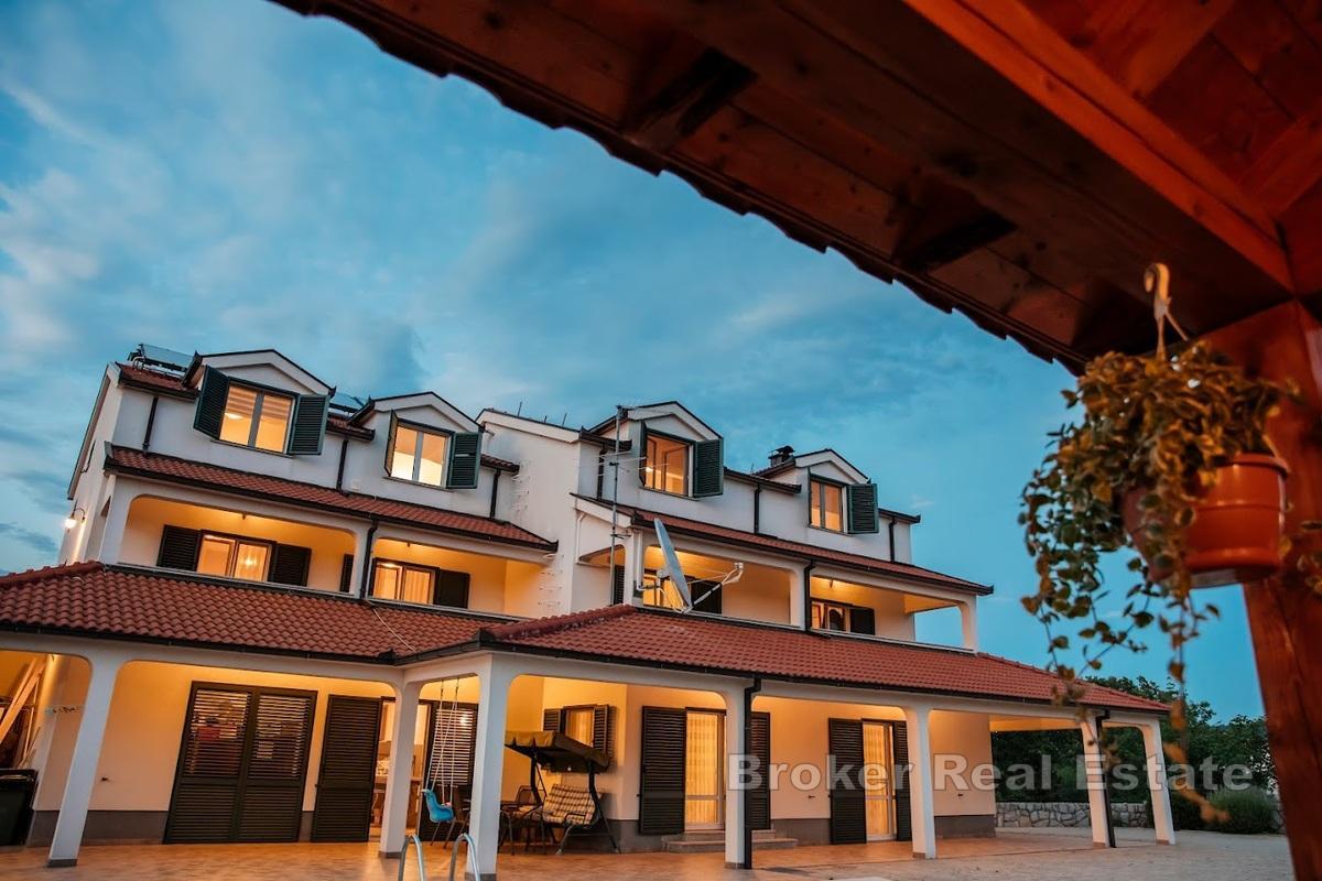 Vacker villa med pool