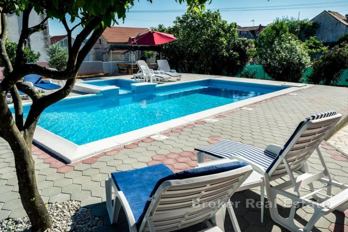 Dom z basenem i panoramicznym widokiem na morze