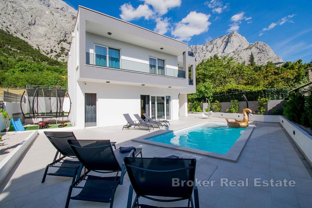 Luxusvilla mit Pool und atemberaubendem Meerblick
